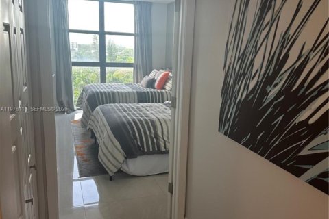 Condo in Miami, Florida, 2 bedrooms  № 2044699 - photo 11
