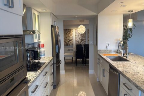 Condo in Miami, Florida, 2 bedrooms  № 2044699 - photo 14