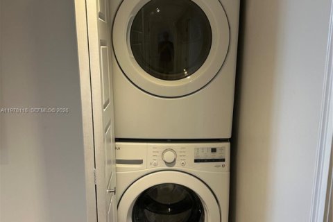 Condo in Miami, Florida, 2 bedrooms  № 2044699 - photo 10