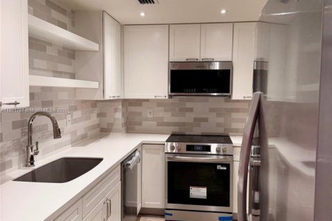 Снять в аренду кондоминиум в Корал-Гейблс, Флорида 1 спальня, 84.54м2, № 1929358 - фото 3