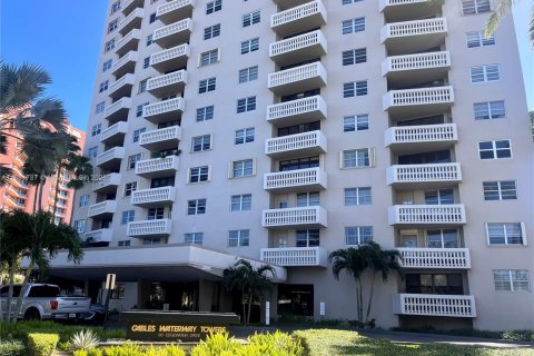 Снять в аренду кондоминиум в Корал-Гейблс, Флорида 1 спальня, 84.54м2, № 1929358 - фото 1