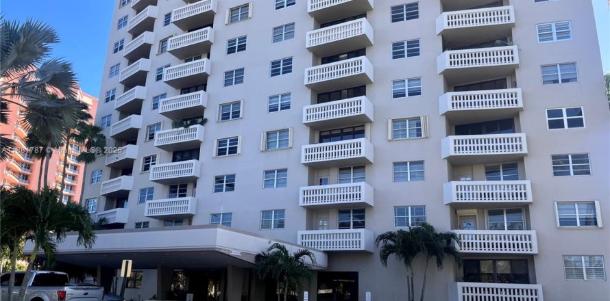 Кондоминиум с 1 спальней в Корал-Гейблс, Флорида № 1929358