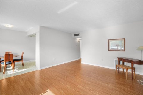 Condo in Seminole, Florida, 1 bedroom  № 1722708 - photo 9