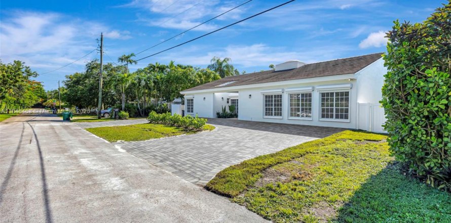 Casa en Miami, Florida 4 dormitorios, 304.07 m2 № 1844127