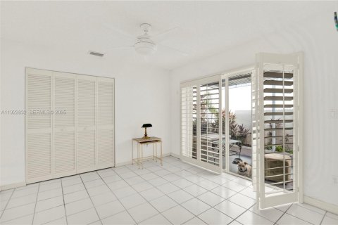 Купить виллу или дом в Майами, Флорида 3 спальни, 176.98м2, № 1986486 - фото 28