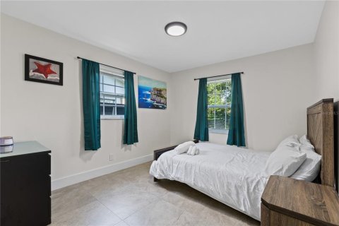 House in Tampa, Florida 4 bedrooms, 144.28 sq.m. № 2198767 - photo 11
