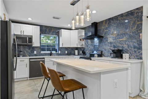 House in Tampa, Florida 4 bedrooms, 144.28 sq.m. № 2198767 - photo 5