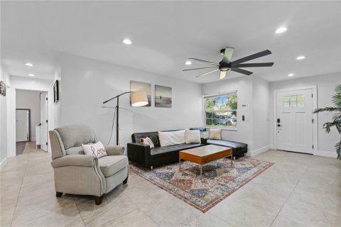 House in Tampa, Florida 4 bedrooms, 144.28 sq.m. № 2198767 - photo 18