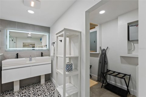 House in Tampa, Florida 4 bedrooms, 144.28 sq.m. № 2198767 - photo 23