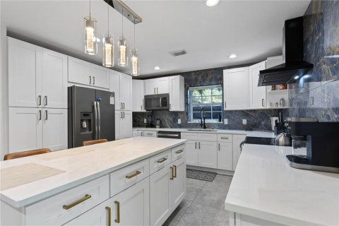 House in Tampa, Florida 4 bedrooms, 144.28 sq.m. № 2198767 - photo 3