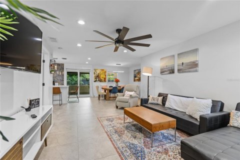 House in Tampa, Florida 4 bedrooms, 144.28 sq.m. № 2198767 - photo 15