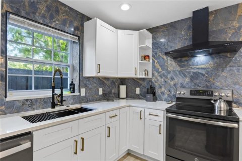 House in Tampa, Florida 4 bedrooms, 144.28 sq.m. № 2198767 - photo 4