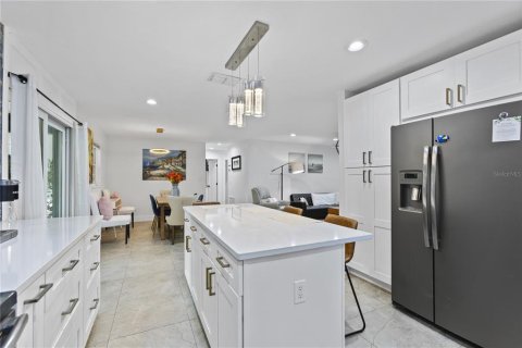 House in Tampa, Florida 4 bedrooms, 144.28 sq.m. № 2198767 - photo 19