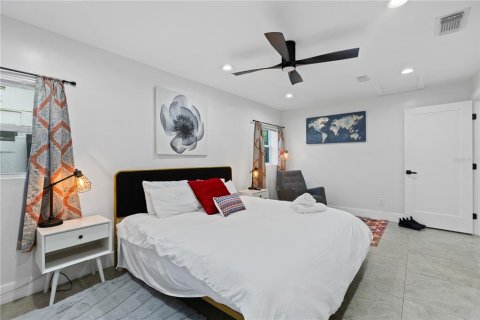 House in Tampa, Florida 4 bedrooms, 144.28 sq.m. № 2198767 - photo 7