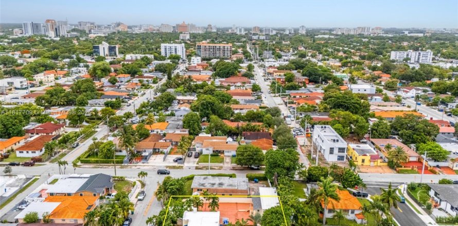 Commercial property in Miami, Florida № 1774389