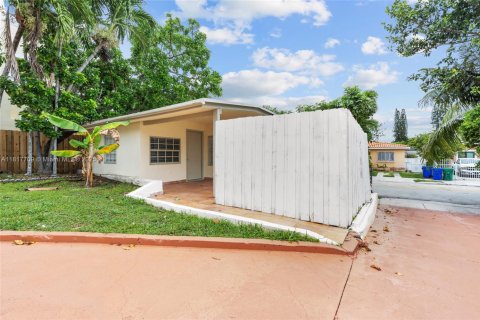 Commercial property in Miami, Florida № 1774389 - photo 28
