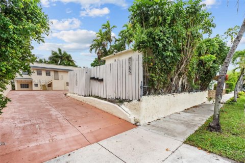 Commercial property in Miami, Florida № 1774389 - photo 5