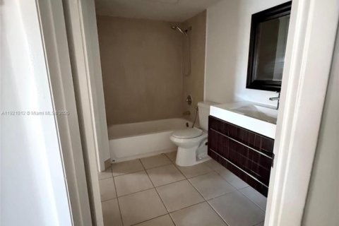 Condo in Hialeah, Florida, 1 bedroom  № 1975209 - photo 7