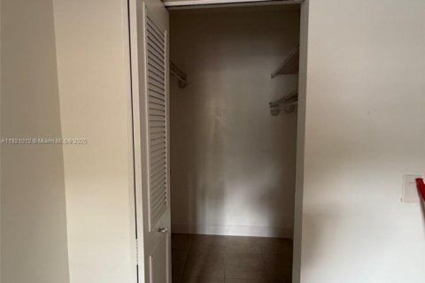 Condo in Hialeah, Florida, 1 bedroom  № 1975209 - photo 5