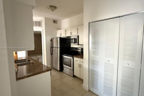 Condo in Hialeah, Florida, 1 bedroom  № 1975209 - photo 2