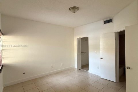Condo in Hialeah, Florida, 1 bedroom  № 1975209 - photo 6