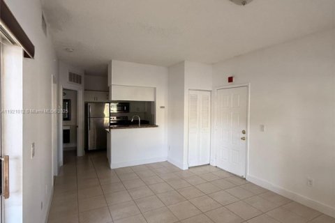 Condo in Hialeah, Florida, 1 bedroom  № 1975209 - photo 4