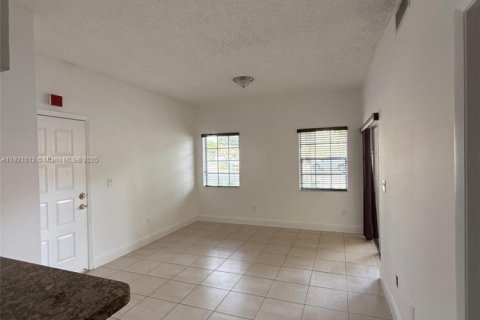 Condo in Hialeah, Florida, 1 bedroom  № 1975209 - photo 3