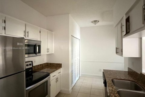 Condo in Hialeah, Florida, 1 bedroom  № 1975209