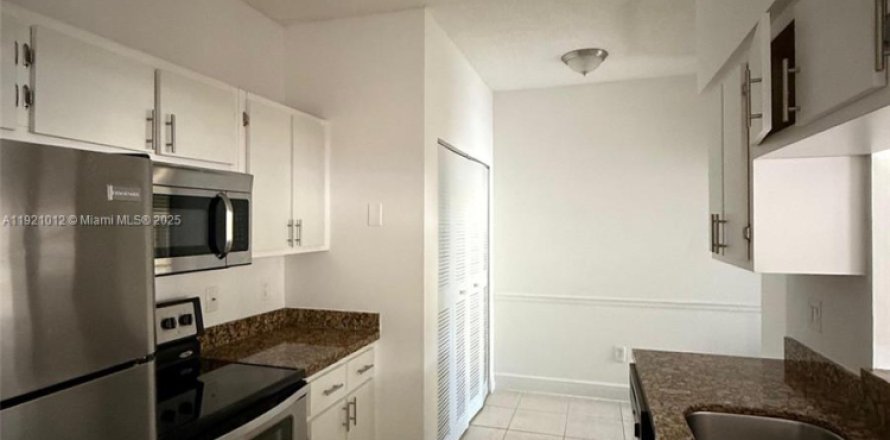Condo in Hialeah, Florida, 1 bedroom  № 1975209
