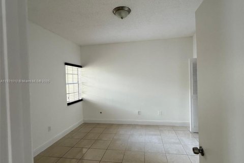 Condo in Hialeah, Florida, 1 bedroom  № 1975209 - photo 8