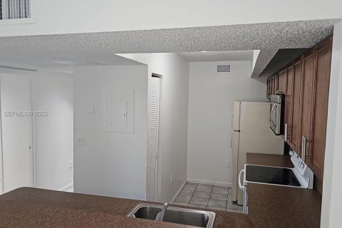 Condo in Cutler Bay, Florida, 2 bedrooms  № 1994063 - photo 9