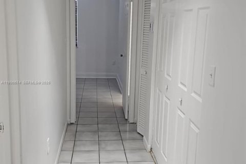 Condo in Cutler Bay, Florida, 2 bedrooms  № 1994063 - photo 11