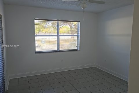 Condo in Cutler Bay, Florida, 2 bedrooms  № 1994063 - photo 12