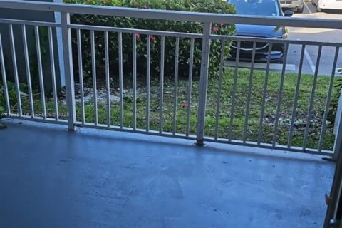 Condo in Cutler Bay, Florida, 2 bedrooms  № 1994063 - photo 4