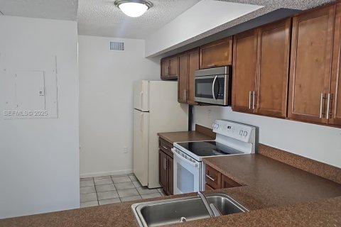 Condo in Cutler Bay, Florida, 2 bedrooms  № 1994063 - photo 1
