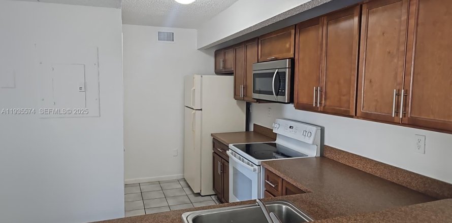 Condo in Cutler Bay, Florida, 2 bedrooms  № 1994063