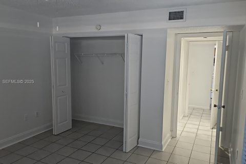 Condo in Cutler Bay, Florida, 2 bedrooms  № 1994063 - photo 13