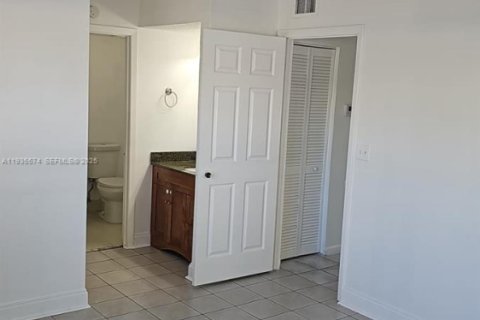 Condo in Cutler Bay, Florida, 2 bedrooms  № 1994063 - photo 20