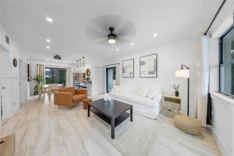 Commercial property in Miami, Florida 164.25 sq.m. № 2155026 - photo 15