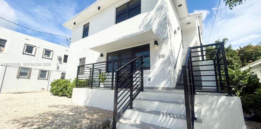 Commercial property in Miami, Florida 164.25 sq.m. № 2155026