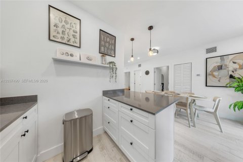 Commercial property in Miami, Florida 164.25 sq.m. № 2155026 - photo 12