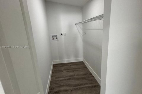 Casa en alquiler en Miami, Florida, 1 dormitorio, 138.24 m2 № 2011444 - foto 6