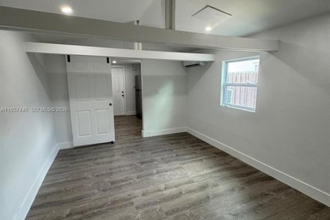 Casa en alquiler en Miami, Florida, 1 dormitorio, 138.24 m2 № 2011444 - foto 4