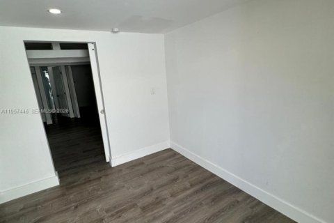 Casa en alquiler en Miami, Florida, 1 dormitorio, 138.24 m2 № 2011444 - foto 3