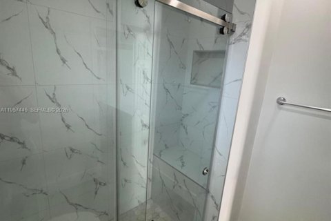 Casa en alquiler en Miami, Florida, 1 dormitorio, 138.24 m2 № 2011444 - foto 9