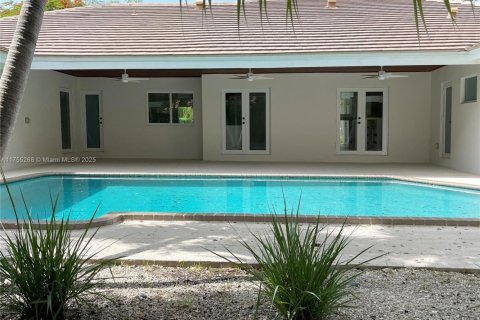 Casa en venta en Palmetto Bay, Florida, 5 dormitorios, 326.74 m2 № 1716155 - foto 2