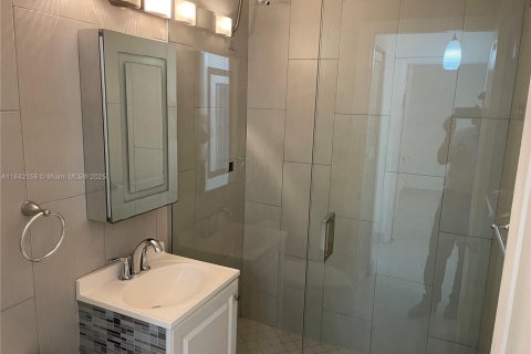 Купить виллу или дом в Халландейл-Бич, Флорида 2 спальни, 130.99м2, № 1834390 - фото 15