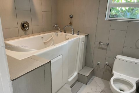Купить виллу или дом в Халландейл-Бич, Флорида 2 спальни, 130.99м2, № 1834390 - фото 12