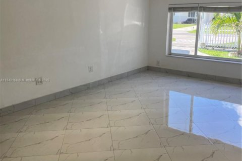 Купить виллу или дом в Халландейл-Бич, Флорида 2 спальни, 130.99м2, № 1834390 - фото 4