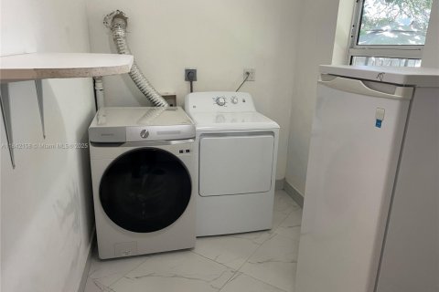 Купить виллу или дом в Халландейл-Бич, Флорида 2 спальни, 130.99м2, № 1834390 - фото 16